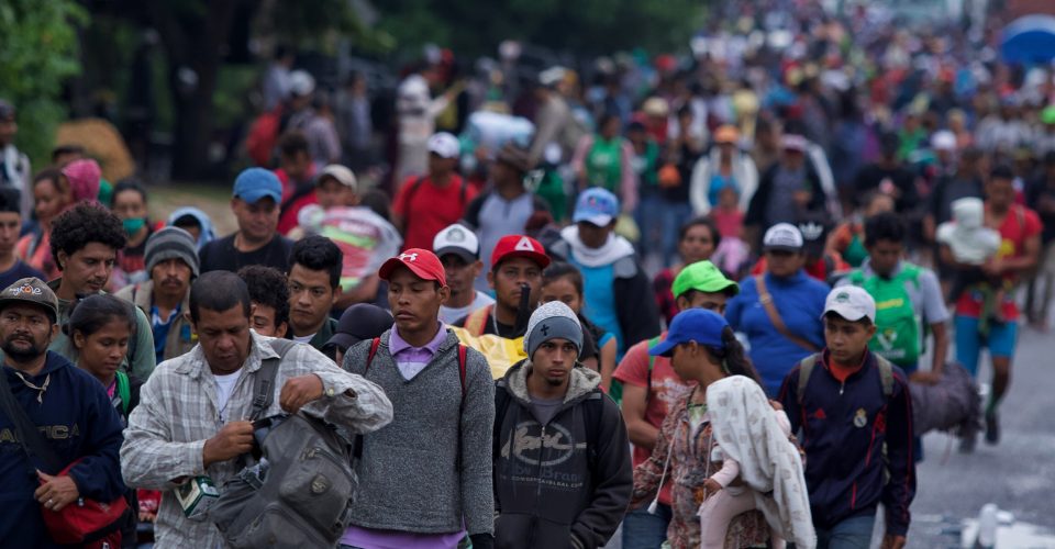 Migrantes con competencias laborales se quedan en México para ir por chamba 